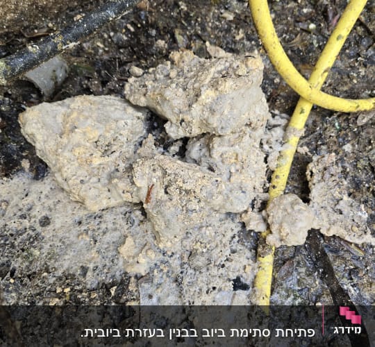 צינור צהוב ופסולת על הקרקע